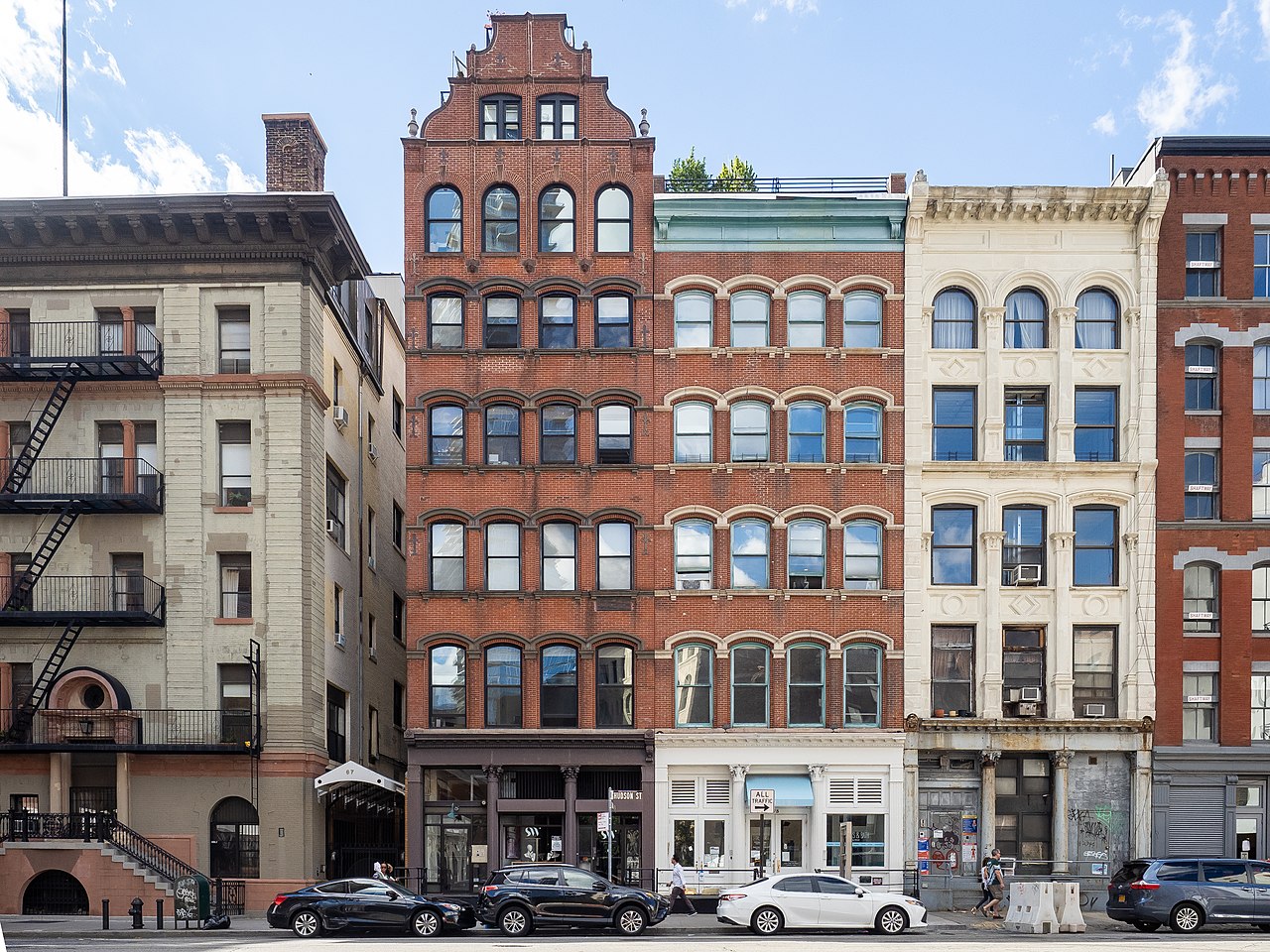 Exploring TriBeCa: A Historic District with Iron Facades, Celebrity Residents, and the Prestigious TriBeCa International Film Festival